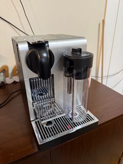 Nespresso Lattissima Pro by De’Longhi – Espresso & Cappuccino Machine with Milk Frother