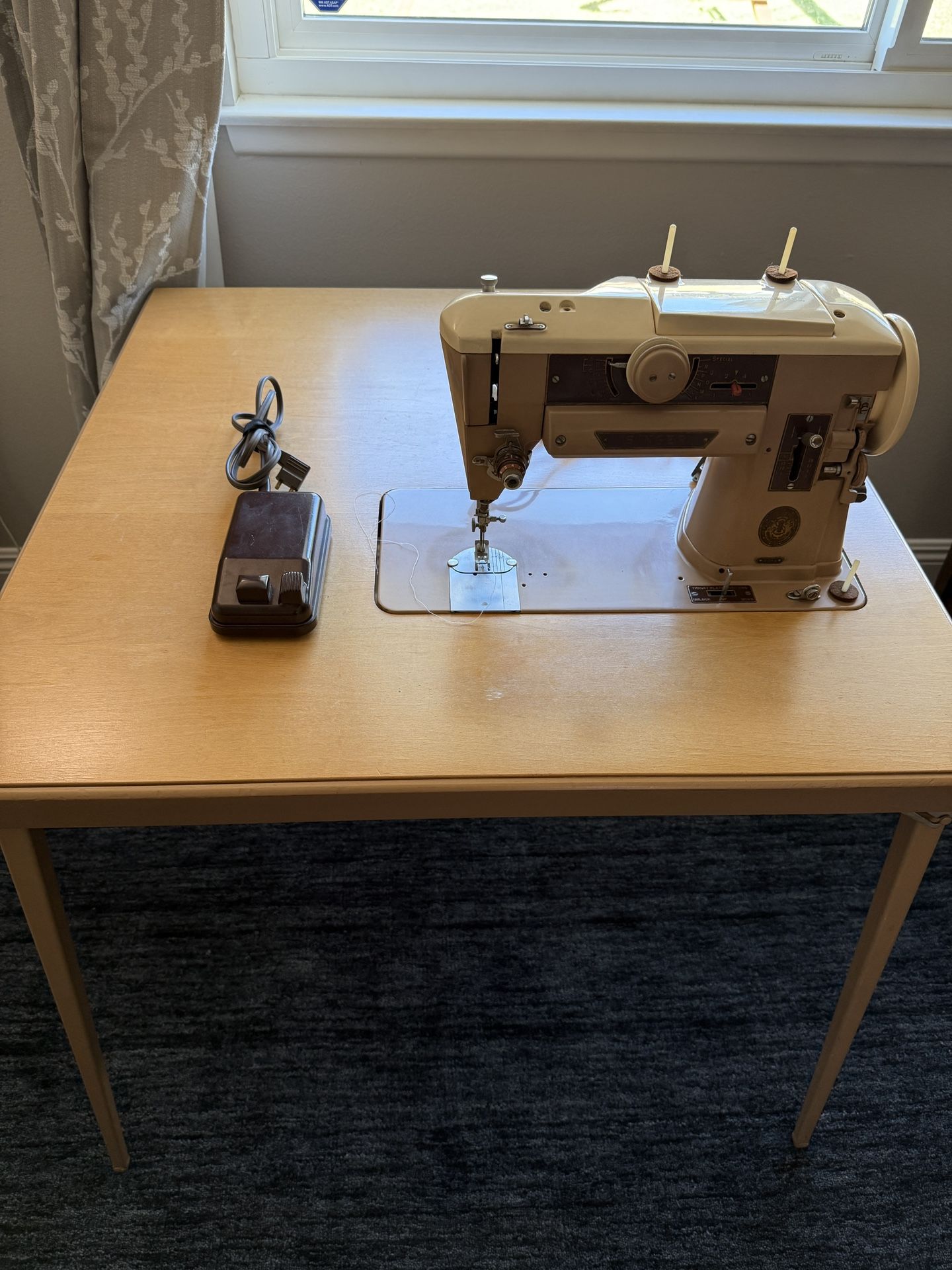 Vintage Singer 401A Sewing Machine - Mid-Century Go
