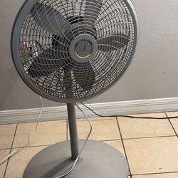 🌀 Lasko Floor Fan – Strong Airflow – Adjustable Tilt – $20 🌀