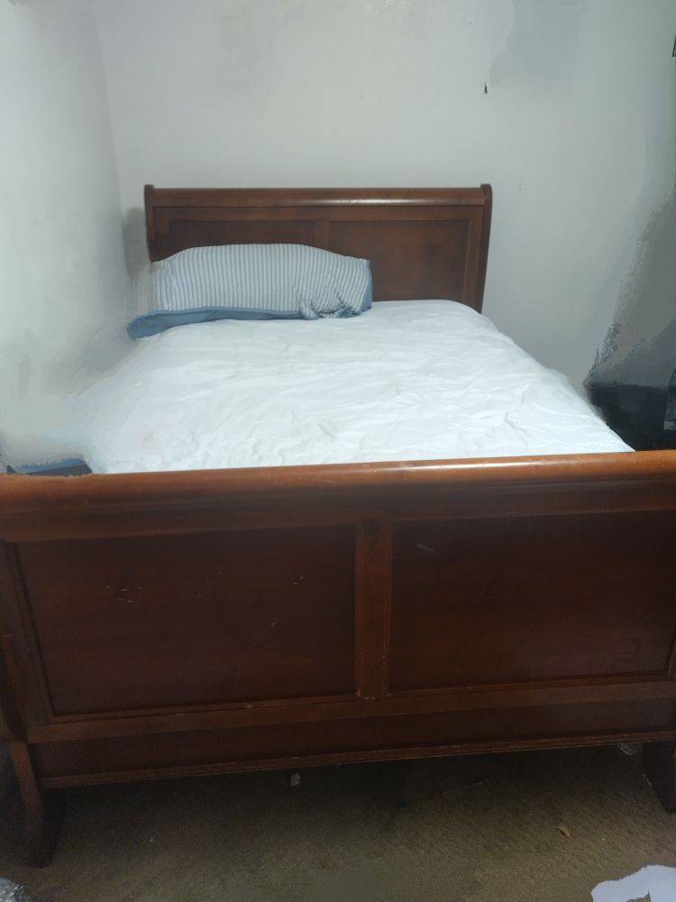 Queen Sleigh Bedroom Set