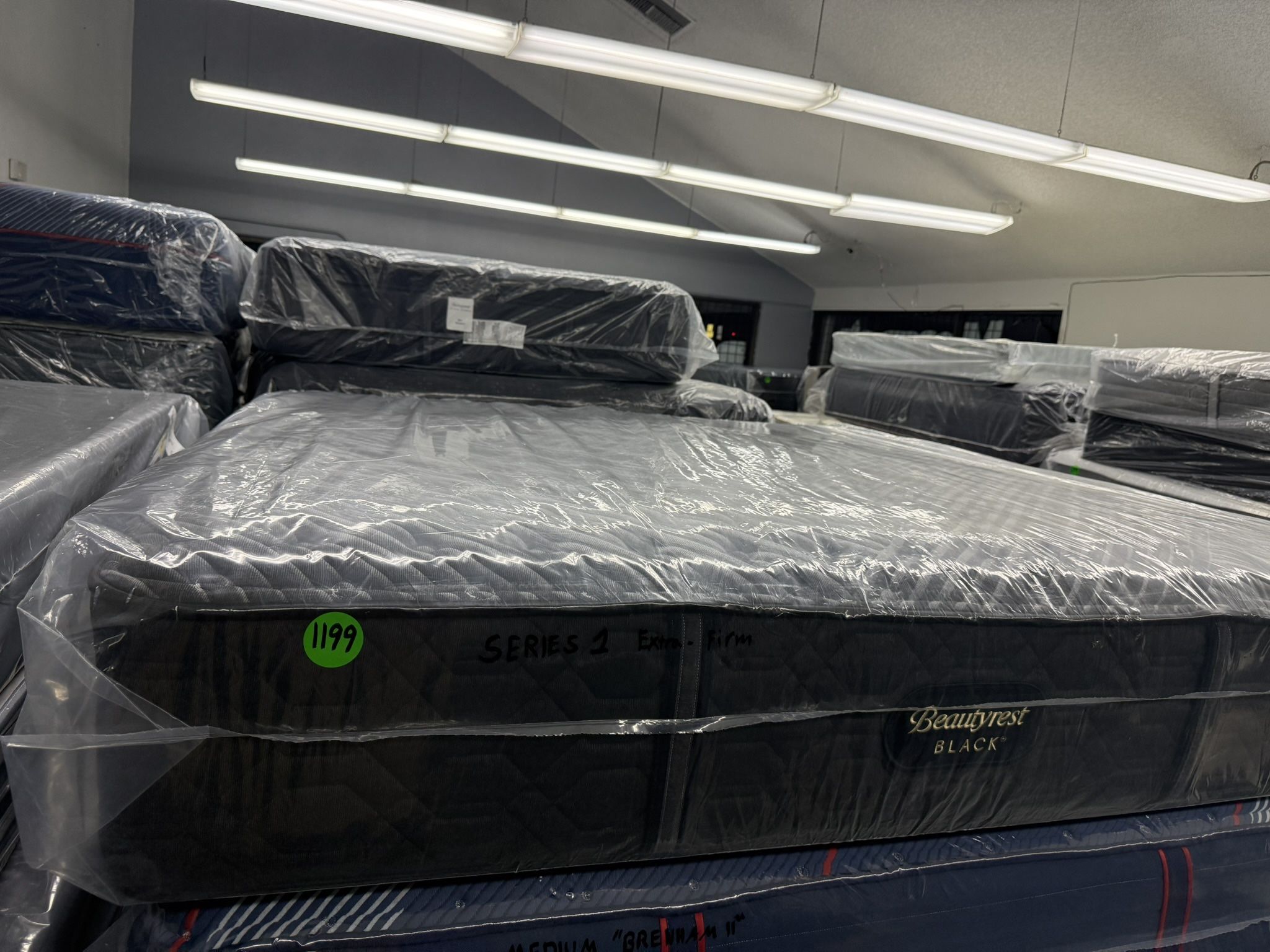 KING SIZE SIMMONS BEAUTYREST BLACK SERIES 1 (EXTRA-FIRM) MATTRESS & BOX SPRINGS BED SET