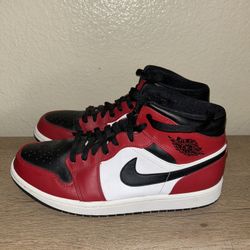 Jordan 1 Mid Chicago Black Toe