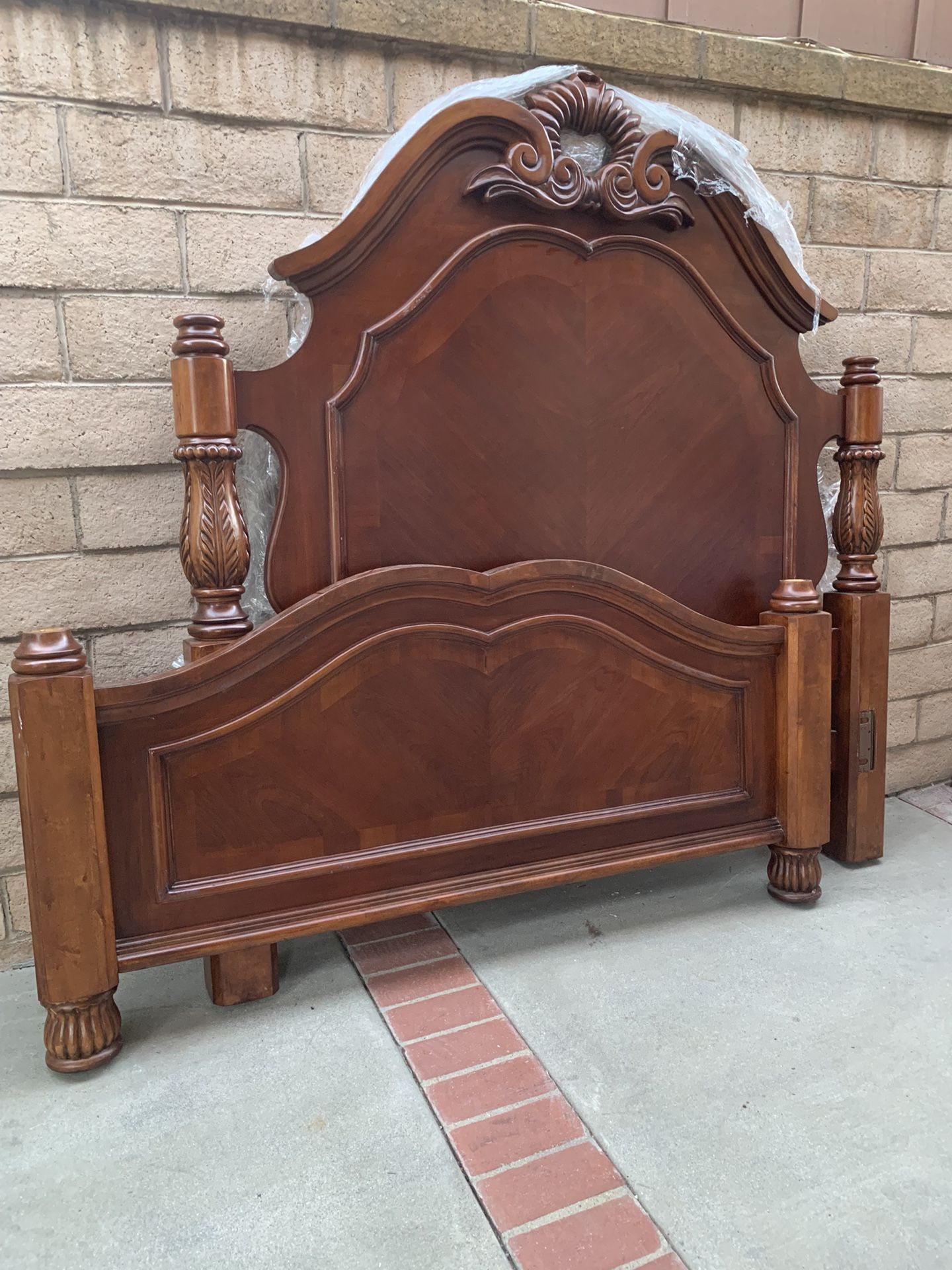 Beautiful Queen Size Bed Frame, Very Good Condition, All Pieces Included, Made With Real Wood/ No Missing Pat.