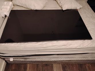 Samsung TV  ye sir powers on just no power cord lost it  100 percent working tv please don't waste my time with does it work etc seriousl buyers only