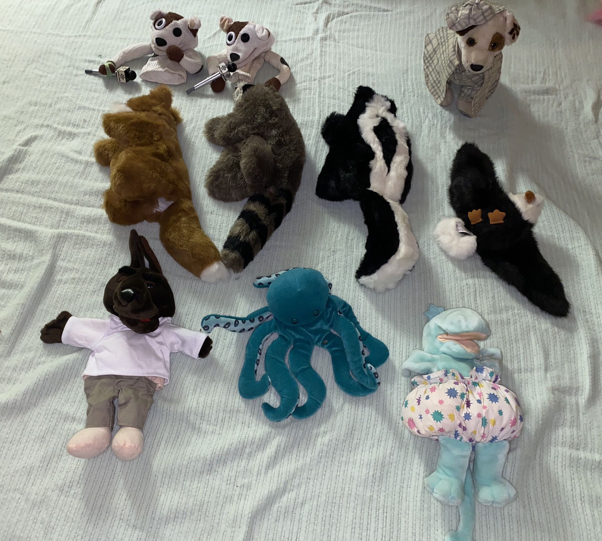 9 hand puppets most are 18"; includes Wishbone dog detective not a puppet