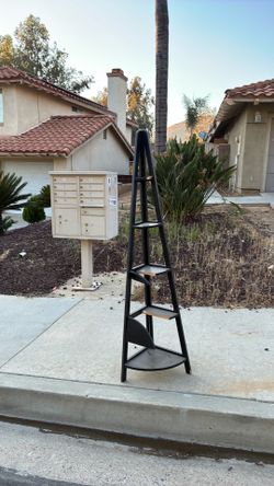 Free corner shelf
