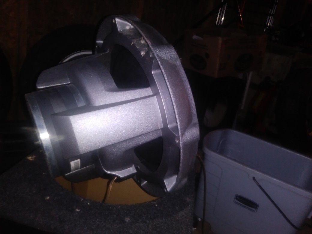 JBL P1224 37 lb 12 in SUPER SUB!!! IN A PRO Q- BOX!! QUAKES