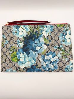 Gucci Floral GG Supreme Blooms Clutch Bag Beige Blue Leather Pouch 410807 Like New