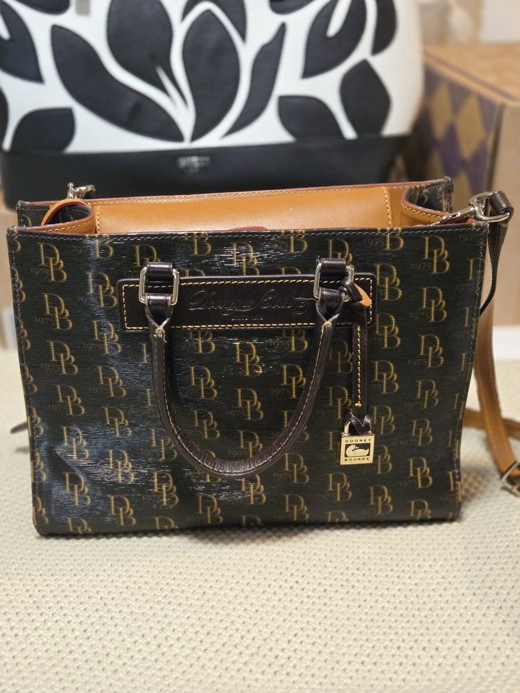 Dooney & Bourke Classic Handbag. New Condition.