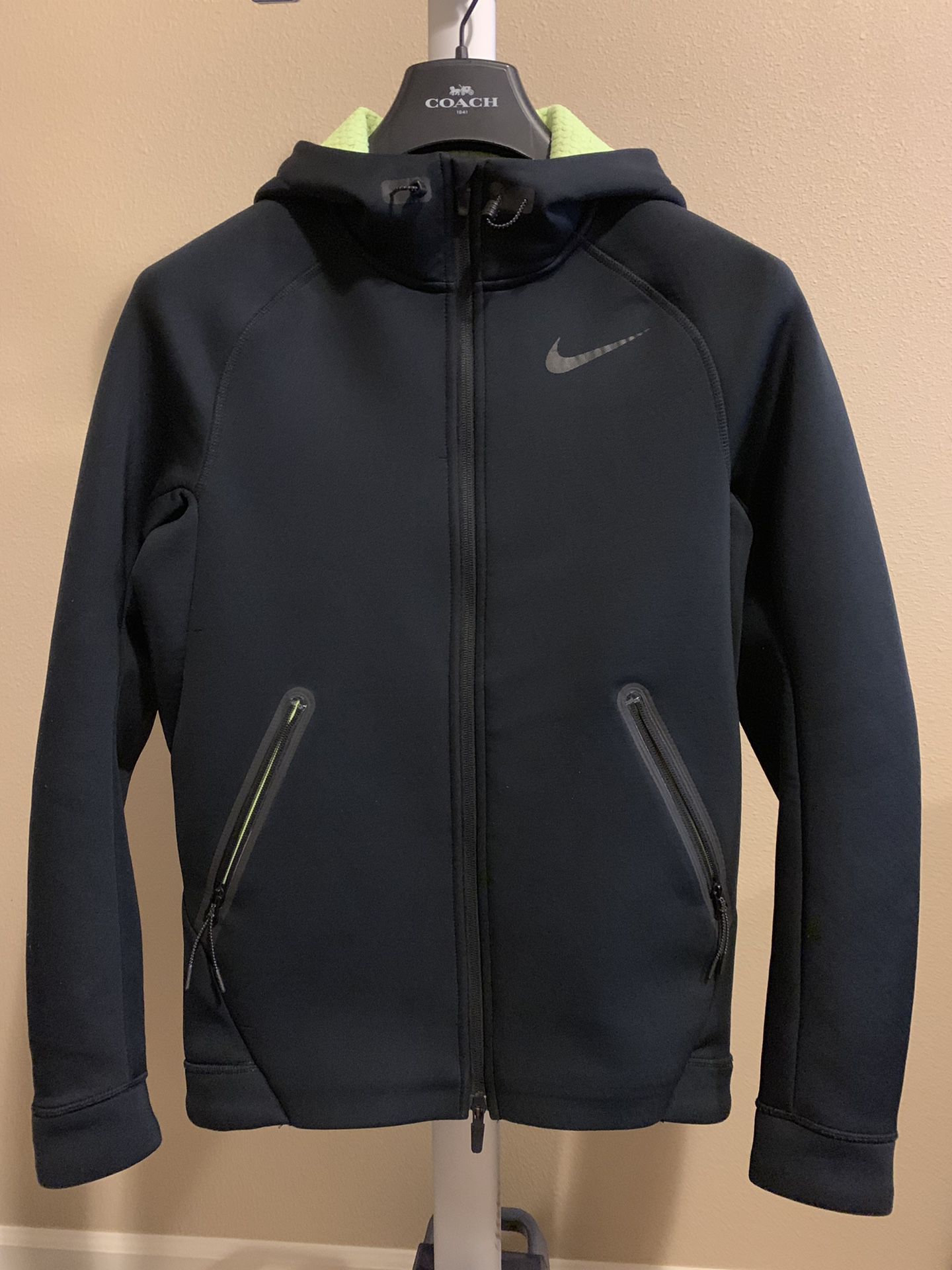 Black Nike Therma Sphere Max Jacket Small for Sale in Clackamas, - OfferUp