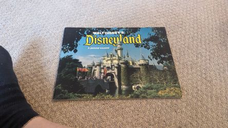 WALT DISNEYS DISNEYLAND A PICTORIAL SOUVENIR BOOK VINTAGE DATED 1981 MAKE OFFER