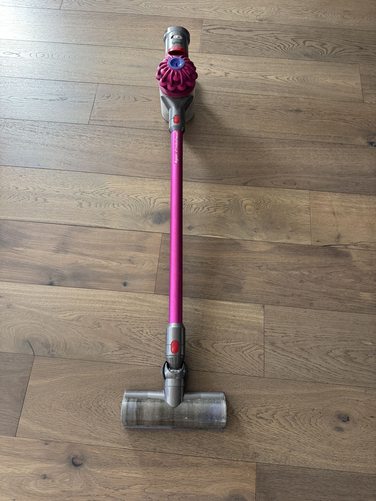 Dyson v7 vacuum (not working; needs new battery)