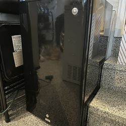 GE 4.5 Cu. Ft Compact Refrigerator 