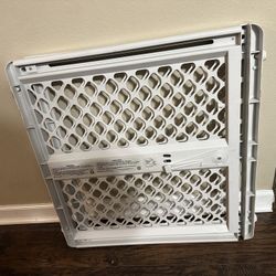 Baby Gate: Plastic