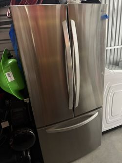 LG - 28.7 Cu. Ft. 3-Door French Door Refrigerator with Ice Plus