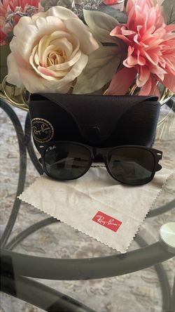 como:  “Ray-Ban originales estilo Wayfarer, negras, con estuche y paño . Muy buen estado. $50.”