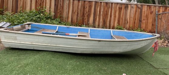Aluminum fishing boat