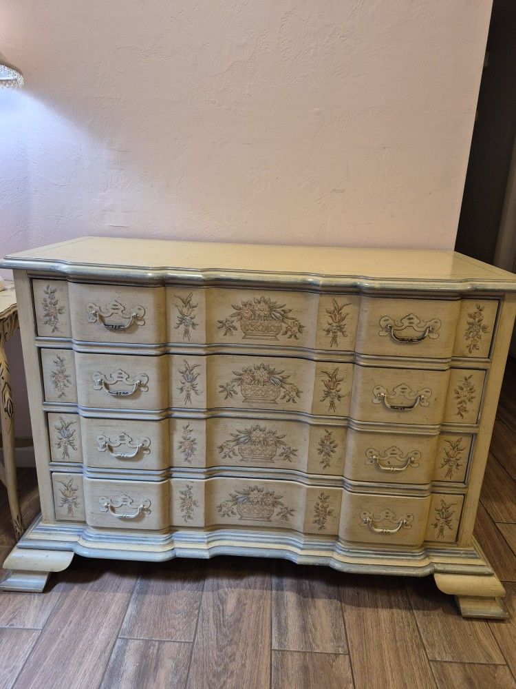 Drexel Heritage 4 Drawer Dresser With Floral Pattern 