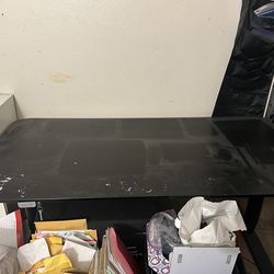 Automatic lifting desk