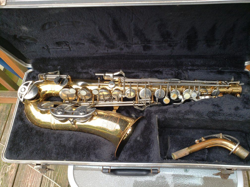 Vintage Bundy 2 Selmer Saxophone