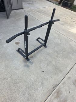 Wall mounted pull up bar