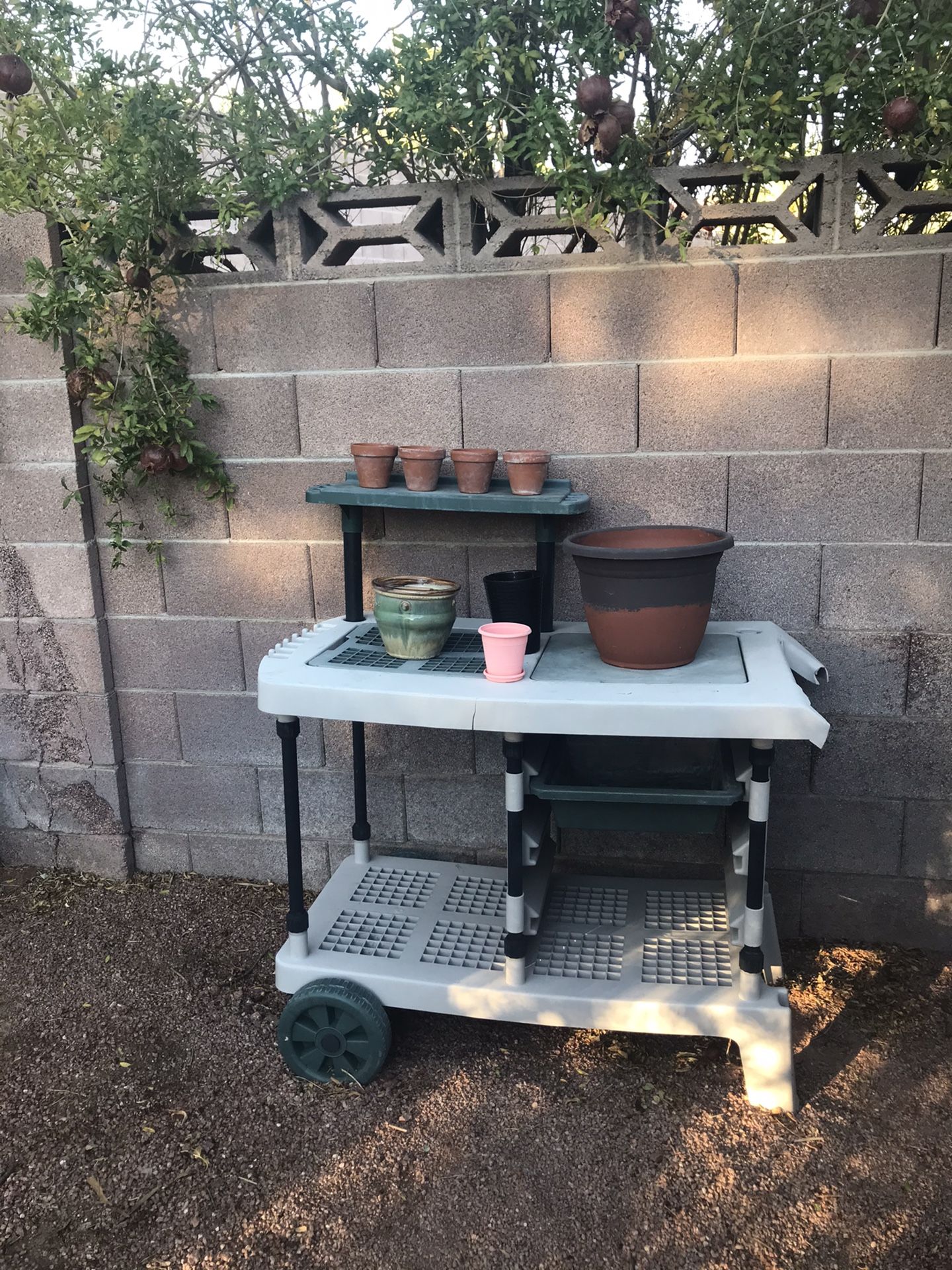 Suncast GB3000 Gardening Bench