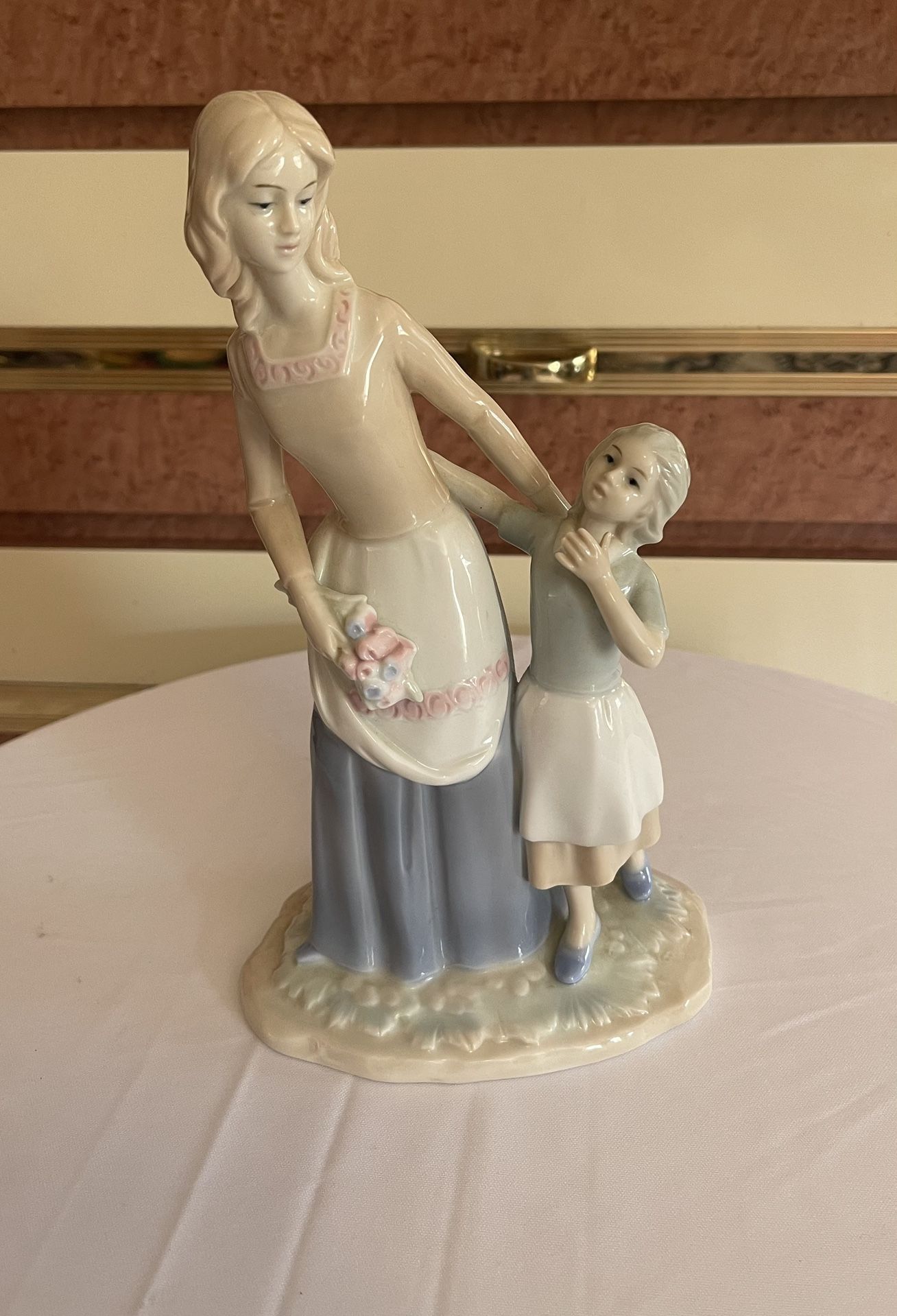 Beautiful Mother & Daughter Figurine (Non Lladro)