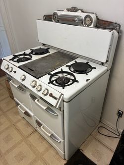 O'Keefe & Merritt gas stove (circa late 1940s to early 1950s) featuring a central griddle and an upper vanity/shelf console unit