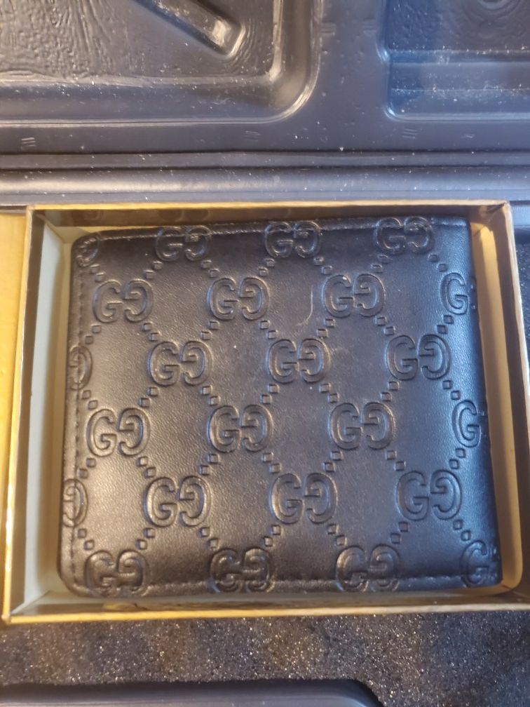 Gucci wallet all black very great,condition with gold case box with serial number new pictures added