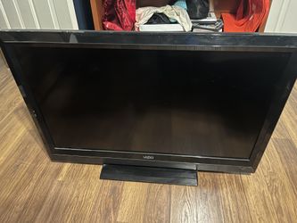 37 in. Vizio flatscreen Tv: with stand, no remote. 
