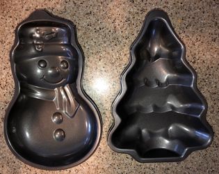 2 Christmas Teflon cake tins