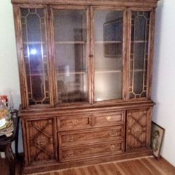 China Cabinet / Hutch
