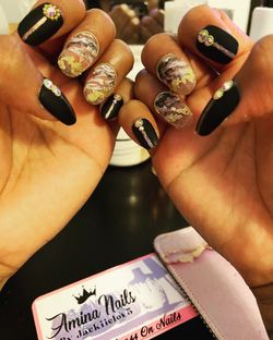 Press on nails