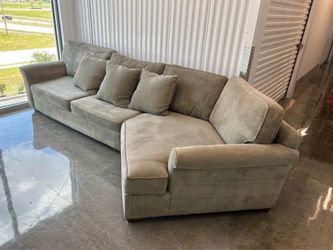 Deal or no deal Sunday 💼  Beautiful Haverty’s 2 Piece Gray/Beige Sectional in Great Condition Delivery Available 🚚