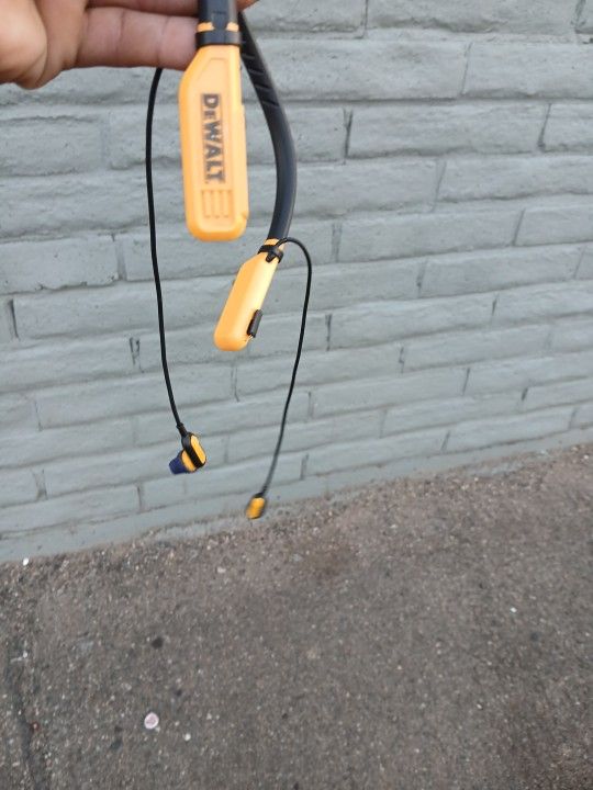 The wall bluetooth headphones