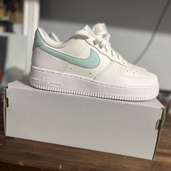 Woman’s Nike Air Force 7.5