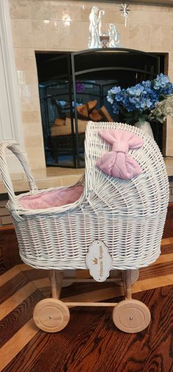 Wicker baby doll carriage
