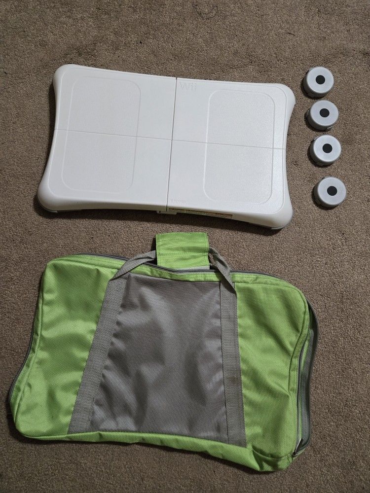 Wii FIT BALANCE BOARD LIKE NEW CONDITION 