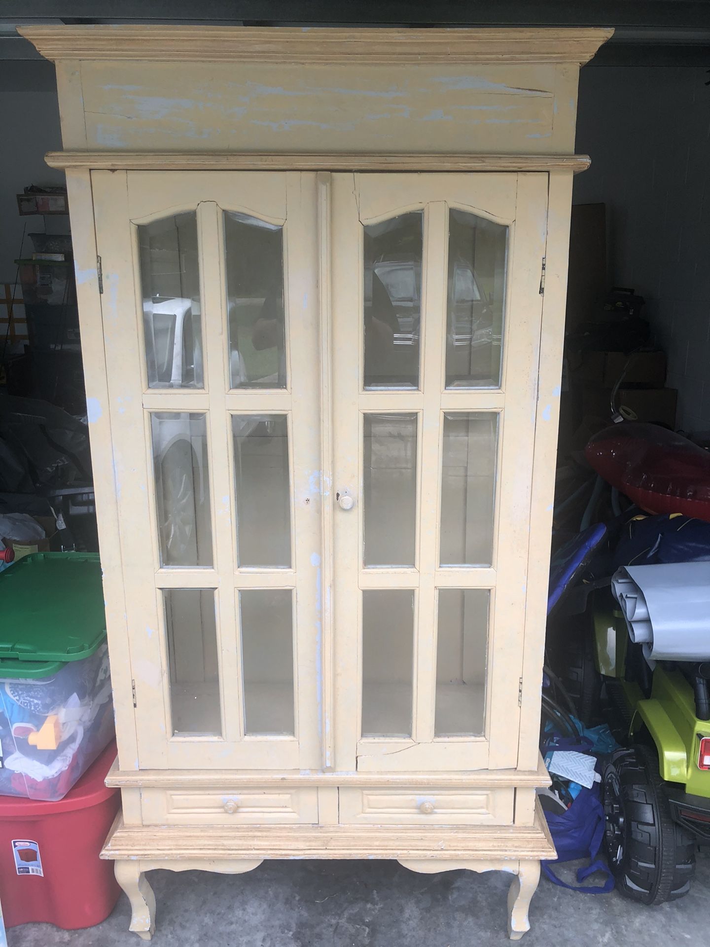 Antique Style Hutch / China Cabinet