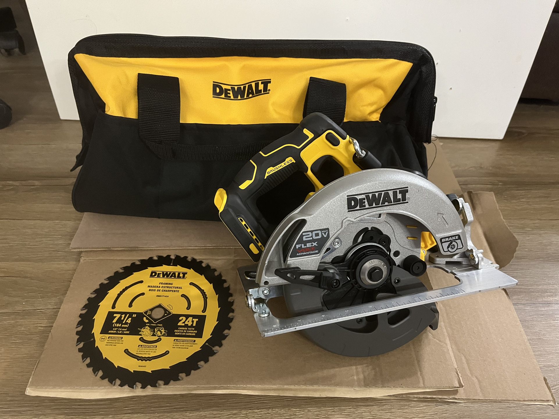 DEWALT 20V 7-1/4 in. Sidewinder Circular Saw with FLEXVOLT ADVANTAGE (tool and bag) No Battery
