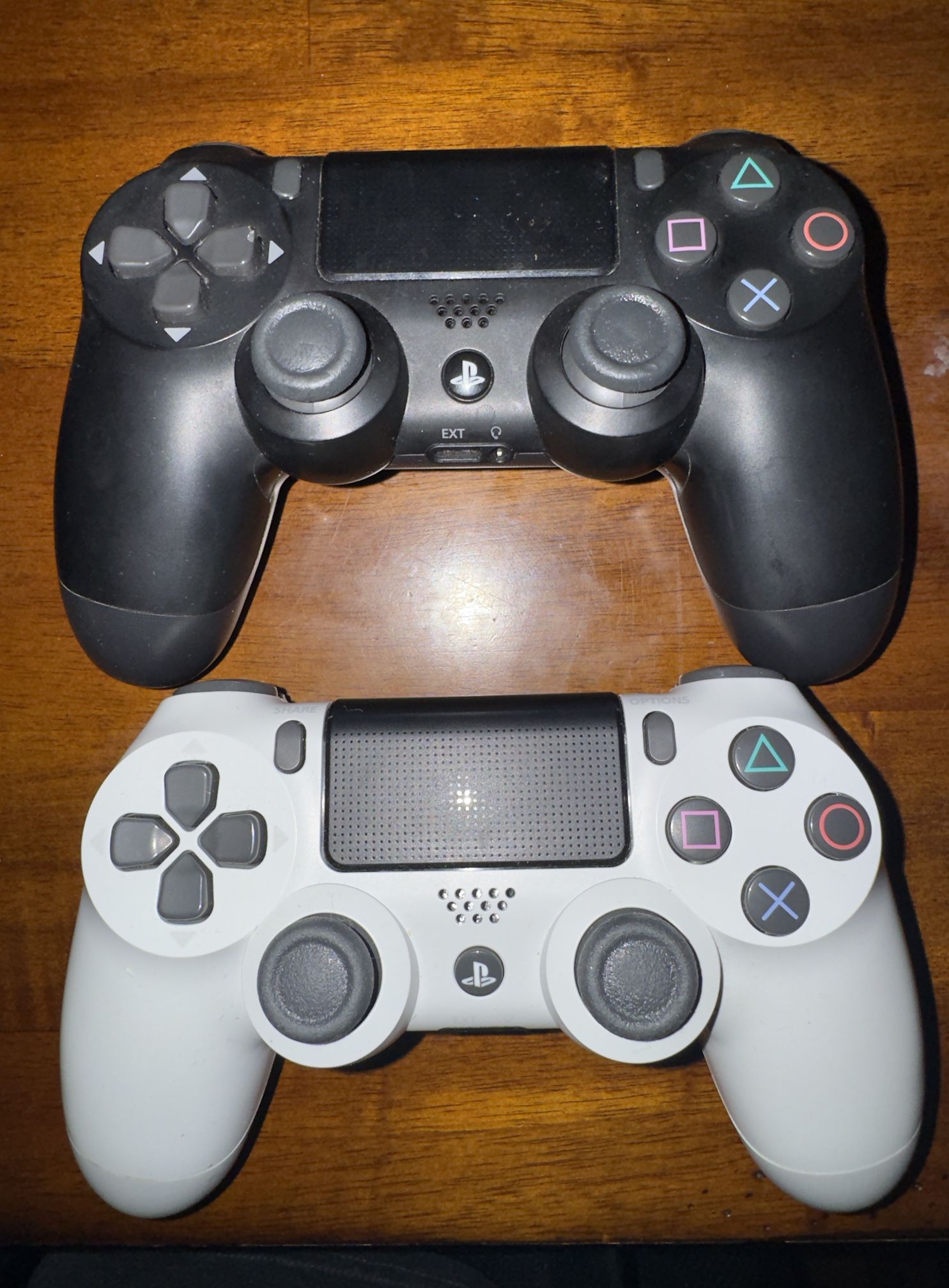 2 Ps4 controllers Black/White
