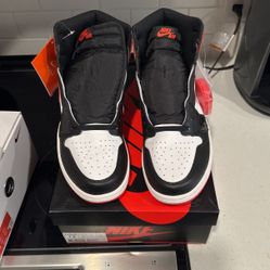 Track Red Jordan 1’s Size 12