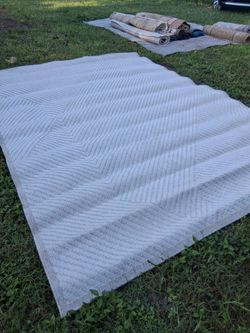 VERY NICE 6 FT BY 9 FT AREA RUG