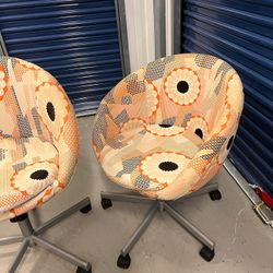 Hippie look Skruta Pop Art  Chair Pair On Rollers 
