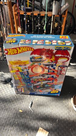 New in Box Hot Wheels Ultimate Garage
