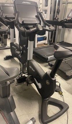Life Fitness 95 Upright Bike With SE3HD LOW HOURS!