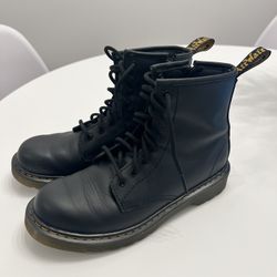 Dr. Martens, 1460 Juniors Black Leather Size 4