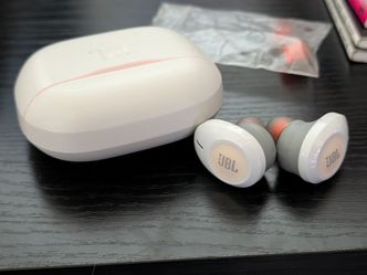 JBLS Tune125TWS Eardbuds with charging case