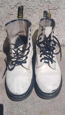 1460 Women's Patent Leather Lace Up Boots size 9