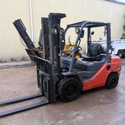 Toyota 6000Lb Pneumatic Forklift
